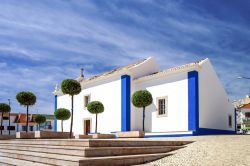 L'architettura lineare di una vecchia chiesa di Ericeira, Portogallo. Gli inserti color blu riprendono la tonalità del cielo che sovrasta questa località paradiso dei surfisti.



 ...