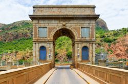 L'arco di Hartbeespoort Dam a Pretoria, Sudafrica. Questa diga ad arco si trova circa 20 km a ovest di Pretoria. Venne progettata originariamente per l'irrigazione.
