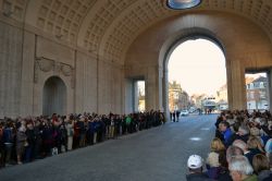 The Last Post, Ieper: la cerimonia de "The Last Post" si tiene ogni sera senza sosta dal 1928 alle ore 20. Per qualche minuto la città si ferma e i turisti, i parenti dei soldati ...