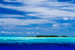 L'atollo Oeno nelle Pitcairn Islands, Oceania. Due stretti passaggi permettono l'accesso alla laguna centrale dell'atollo che ha una barriera corallina che si sviluppa per 4 km di ...