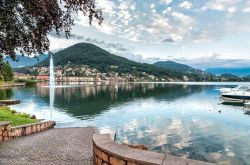 Lavena Ponte Tresa sul Lago di Lugano, provincia di Varese, Lombardia. Questa graziosa località adagiata sulle sponde del bacino lacustre detto anche Ceresio è costituita da due ...