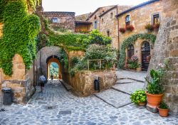 Immagine suggestiva di Civita di Bagnoregio, vicino a Viterbo nel Lazio la città che muore - © canadastock / Shutterstock.com