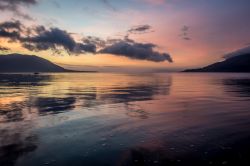 Le acque calme del Carlingford Lough fotografate da Warrenpoint in direzione di Carlingford