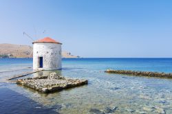 Le acque cristalline del Mar Egeo che circonda l'isola di Lero, Grecia.
