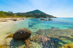 Le acque limpide di Cala Caterina, la celebre spiaggia di Villasimius in Sardegna