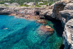 Le acque spettacolari della Grotta Verde della Marina di Andrano in Salento, costa della Puglia. - © cristian ghisla / Shutterstock.com