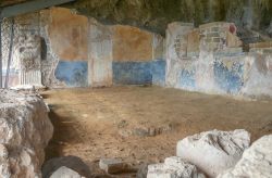 Le antiche mura affrescate della Villa di Tiberio dentro la grotta di Sperlonga