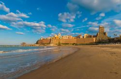 Le antiche mura cittadine di Termoli affacciate sul mare Adriatico, Molise. In primo piano, un tratto del litorale sabbioso di questa località della provincia di Campobasso - © ValerioMei ...