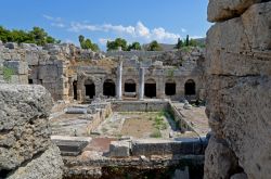 Le antiche rovine di Corinto, Grecia: il sito archeologico è uno dei più visitati di tutto il paese.

