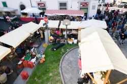 Le bancarelle della sagra del marrone a Marradi, la festa della castagna - © leonardo conti / Shutterstock.com