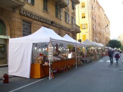 Le bancarelle della Sagra del Pesce di Camogli - © Alessio Sbarbaro - CC BY-SA 3.0 - Wikipedia