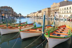 Le barche colorate nella marina di Sete in Linguadoca Rossiglione, Francia