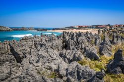 Le bizzarre rocce che caratterizzano la spiaggia ...