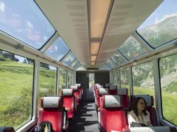 Le carrozze panoramiche del Glacier Express, il treno rapido più lento del mondo, Svizzera. Durante il viaggio è anche possibile pranzare al ristorante oppure direttamente seduti ...