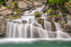 Le cascate di Lillaz vicino a Cogne, Parco Nazionale del Gran Paradiso, Valle d'Aosta. Queste famose cascate con tre salti d'acqua del torrente Urtier si raggiungono su un sentiero che ...