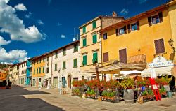 Le case colorate del centro di Gaiole in Chianti, borgo della Toscana - © Botond Horvath / Shutterstock.com
