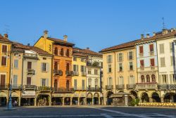 Le case colorate del centro storico di Lodi: siamo in Piazza della Vittoria dove si affaccia il duomo cittadino - © Alexandre Rotenberg / Shutterstock.com