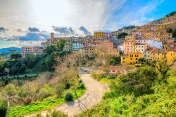 Le case colorate del centro storico di Marciana, Isola d'Elba (Toscana)