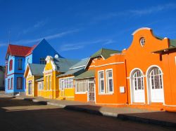 Le case colorate della via Nachtigal Strasse di Luderitz, il villaggio in stile tedesco (bavarese) che si trova sulla costa della Namibia (Skeleton coast) - © Przemyslaw Skibinski / Shutterstock.com ...