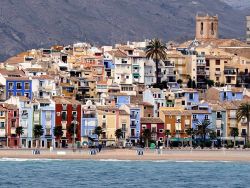 Le case colorate nella città costiera di Vila Joiosa, Spagna. Affacciate sul mare, le abitazioni tinteggiate con tonalità pastello indicavano ai marinai la strada del rientro.



 ...