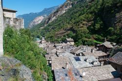 Le case del Villaggio di Bard che affiancano il grande castello della Valle d'Aosta. L'abitato conta di una popolazione di poco più di 130 residenti  ed è il più ...