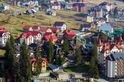 Le case del villaggio di Bukovel, Ucraina, viste dall'alto. Questa località è stata progettata a tavolino dal nulla per realizzare un moderno comprensorio sciistico in posizione ...