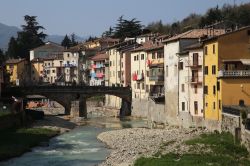 Le case di Rocca San Casciano si affacciano sul fiume Montone in Romagna - © francesco de marco / Shutterstock.com