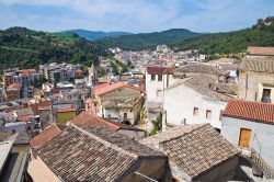 Le case di Tursi, panorama del centro storico del borgo della Basilicata. Il centro abitato della città è diviso in gran parte dal torrente Pescogrosso che deriva il suo nome dagli ...