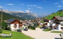 Le case ordinate del villaggio alpino di San Cassiano, siamo in Val Badia, in Trentino Alto Adige