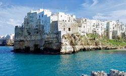 Le case sulla scogliera di Polignano a Mare in Puglia