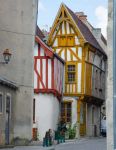 Le case tipiche in graticcio del centro di Noyers il borgo della Francia sul fiume Serein - © Michal Szymanski / Shutterstock.com 