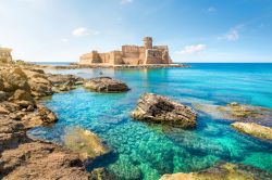 Il forte a Le Castella e il mare limpido di Isola di Capo Rizzuto in Calabria