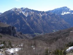 Le cime del Due Mani e del Resegone e Ballabio in Valsassina in basso - © Andrzej Otrębski -CC BY-SA 3.0, Wikipedia