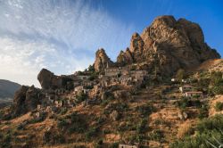 Le cinque dita di roccia che danno il nome alla "città fantasma" di Pentedattilo, il borgo della Calabria meridionale- © Quanthem / Shutterstock.com