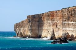 Scogliere di Comino, Malta - Si innalzano maestose e imponenti le alte scogliere dalle mille sfumature dell'isola di Comino. A lambirle sono le acque turichesi del Mare Mediterraneo © ...