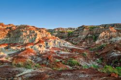 Le Drumheller badlands al tramonto presso il Dinosaur Provincial Park in Alberta. Il parco è oggi un sito Patrimonio dell'umanità UNESCO in Canada - © Ronnie Chua / Shutterstock.com ...