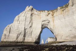 Le famose scogliere di gesso nella Costa di Alabastro a Etretat, Francia. Questo modesto villaggio di pescatori è divenuto con il tempo una delle mete preferite dai turisti per via dei ...