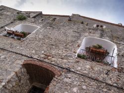 Le finestre sulla facciata di un edificio del centro storico di Capalbio, Grosseto, Toscana © Angelo Giampiccolo / Shutterstock.com