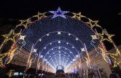 Le Luminarie  di Ostuni durante il periodo dell'Avvento e del Natale in Puglia - © Luminoso Natale Ostuni