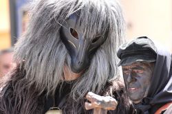 Le maschere tipiche di Sestu: Is Mustayonis e s'Orku Foresu, nel tradizionale carnevale di Sardegna - © Wikipedia.