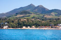 Le montagne del sud della Francia incombono sulla costa di Argeles-sur-Mer, quasi al confine con la Spagna