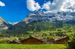 Le montagne nei dintorni di  Murren nei pressi della valle Lauterbrunnen in Svizzera