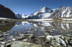 Le montagne nei pressi di Arolla riflesse in un lago, Svizzera.

