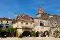 Le mura ben conservate del villaggio medievale di Monpazier, Francia: questa cittadina fu fondata nel 1284 da Edoardo I° d'Inghilterra - © Oliverouge 3 / Shutterstock.com