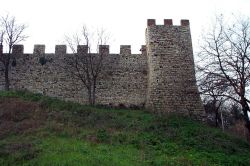 Le mura del Castello di Calenzano - © Lmagnolfi - CC BY-SA 4.0 - Wikipedia
