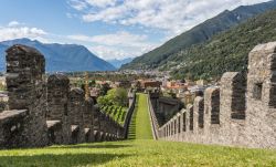 Le mura del Castello di Castelgrande, una delle fortezze di Bellinzona in Svizzera, Canton Ticino - © Axe84 / Shutterstock.com
