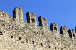 Le mura del Castello in rovina di Manerba, sul Lago di garda - © marcobir / Shutterstock.com