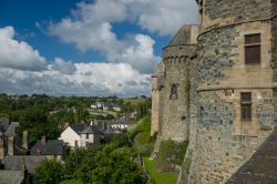 Le mura del castello e il centro di VItrè in Bretagna, Francia - © gary yim / Shutterstock.com