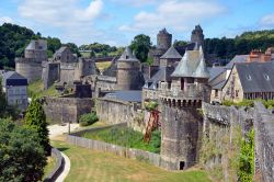 Le mura del vasto castello di Fougères in Bretagna (Francia). I bastioni del castello, ben conservati ancora oggi, formano tre recinti che racchiudono un'antica dimora signorile in ...