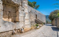 Le mura dell'acropoli di Alatri, Frosinone, Lazio. Costituite da diversi strati di megaliti polimorfici, le mura raggiungono anche lo spessore di 3 metri; il perimetro è di circa ...